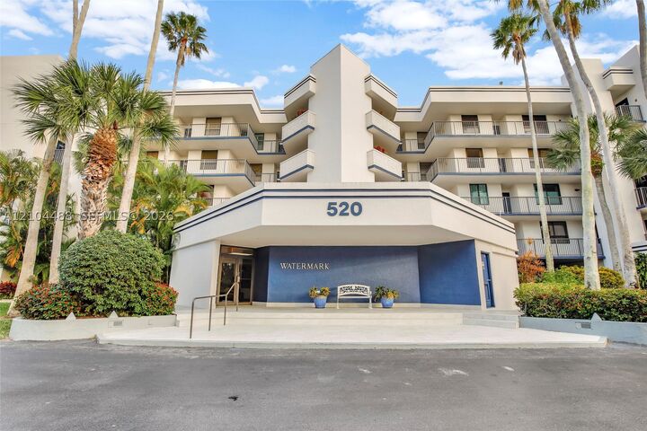 Property Photo:  520 SE 12th St 305  FL 33004 
