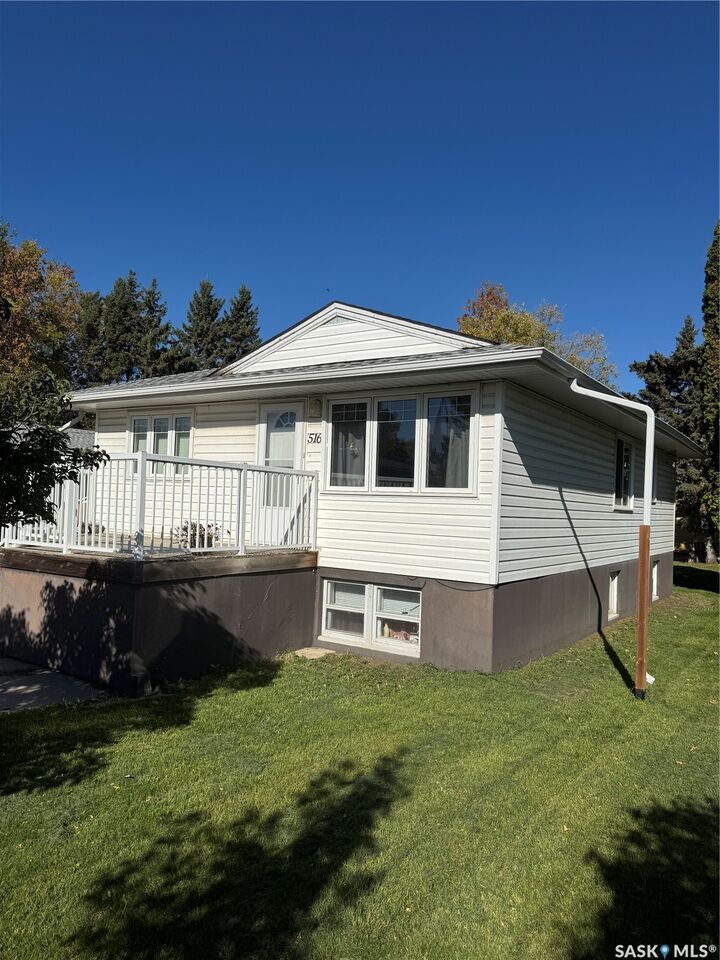 Property Photo:  516 26th Street E  SK S6V 1V5 