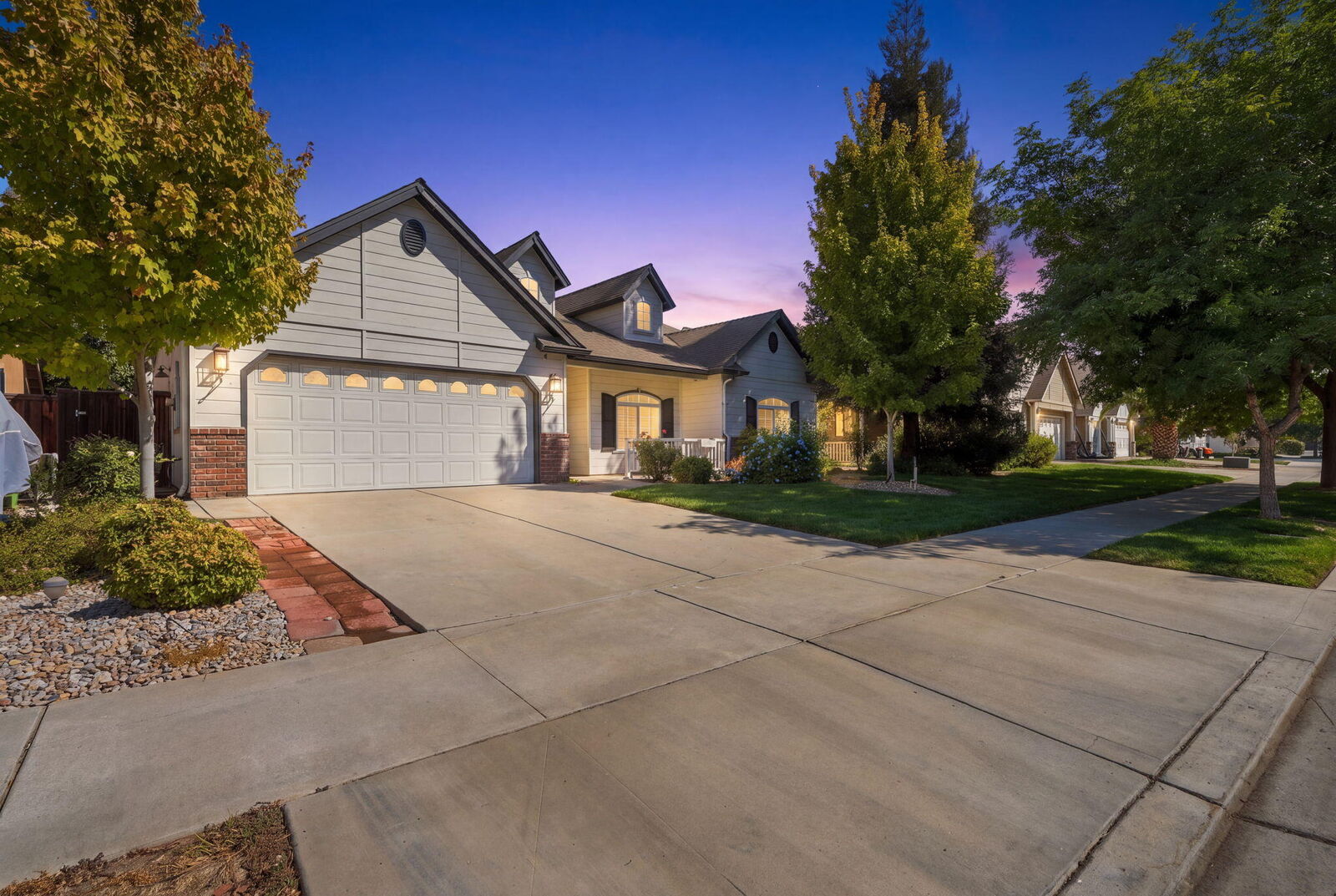 Property Photo: 3116 W Sady Court CA 93291