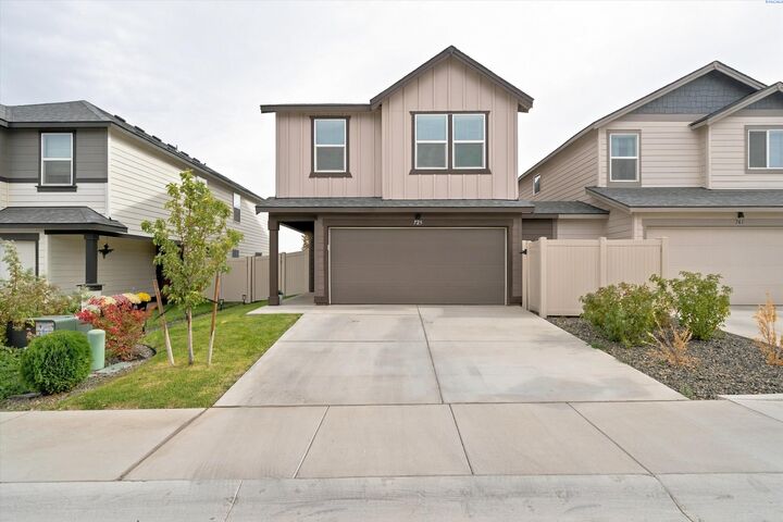 Property Photo:  725 S Yolo Pl  WA 99336 
