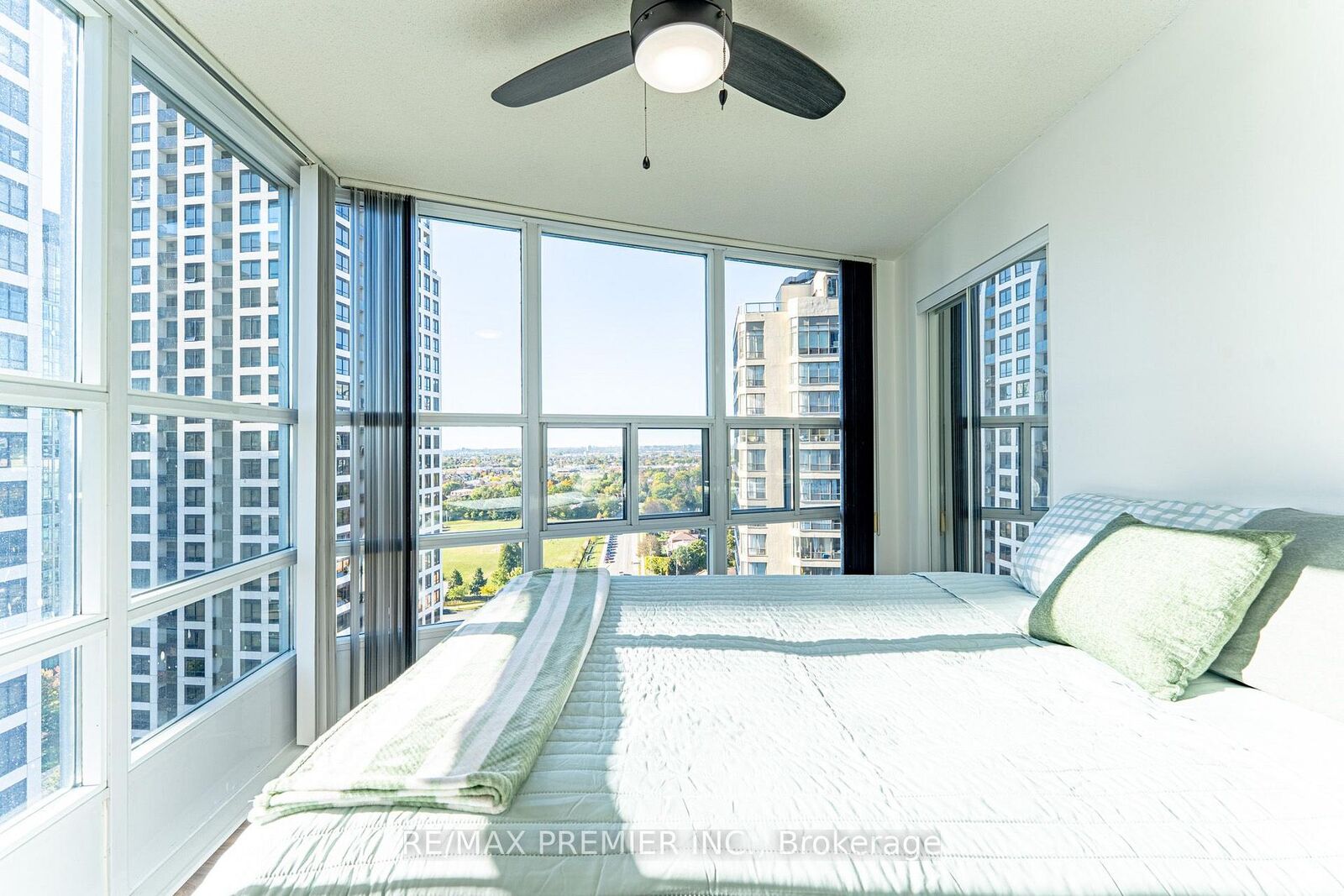 Photo de la propriété: 33 Elm Drive W 2002 ON L5B 4M2