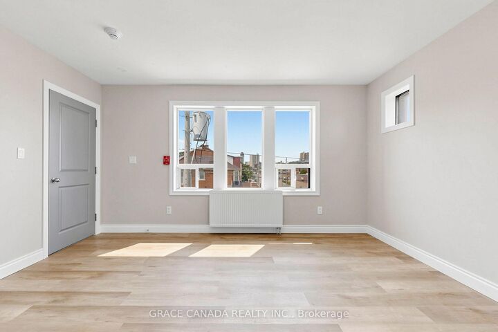 Property Photo:  71 Sanford Avenue S Unit 9  ON L8M 2G7 