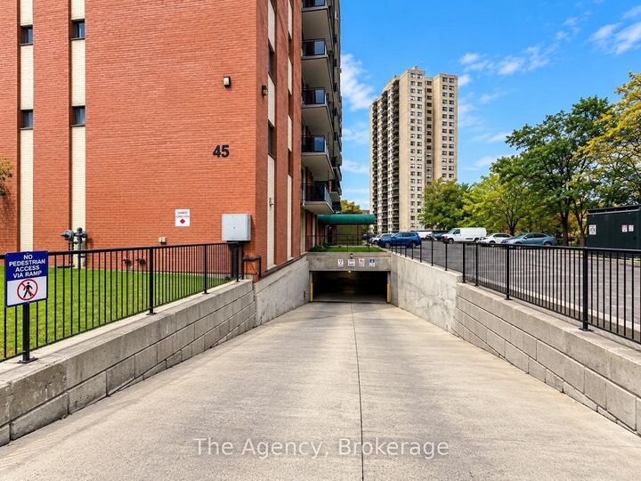 Property Photo:  45 Paisley Boulevard W 805  ON L5B 1E4 