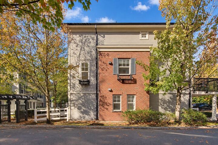 Photo de la propriété:  2495 Davies Avenue 43  BC V3C 0B2 