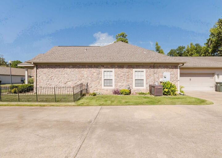 Property Photo: 211 Stagecoach Village AR 72210-4753