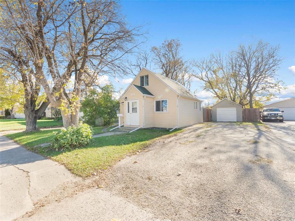 Property Photo:  406 Strathnaver Avenue  MB R1A 0H7 