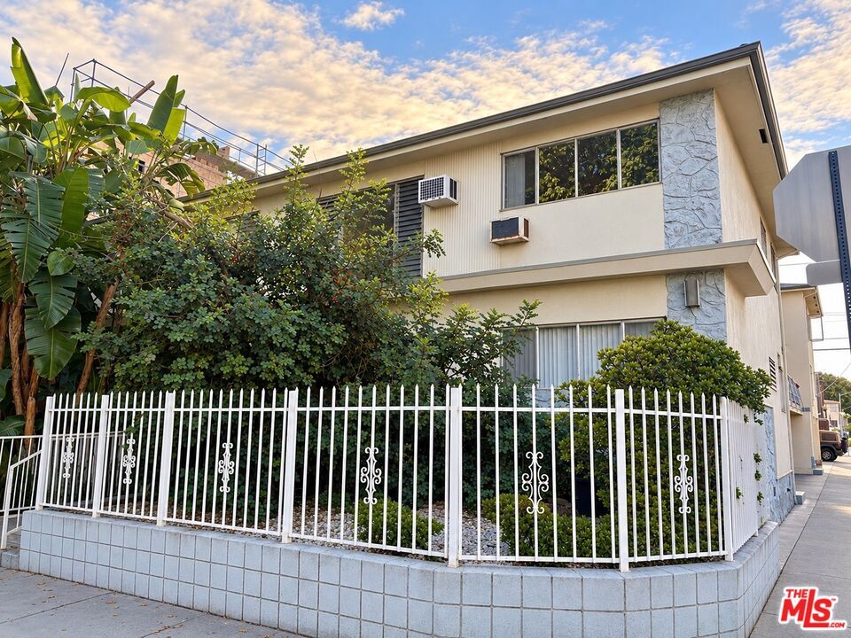 Property Photo: 7704 Romaine St, Unit 6 CA 90046
