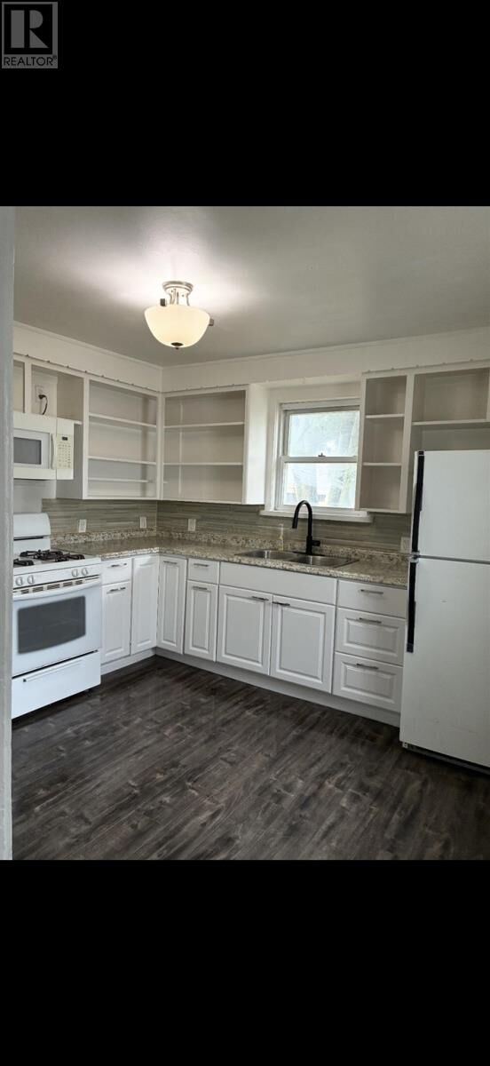 Property Photo:  301 Beverley St  ON P6A 1S3 