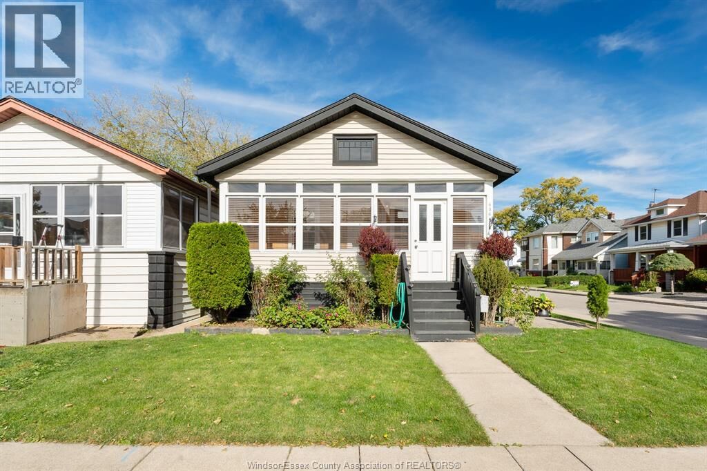 Property Photo:  404 Caroline Street  ON N9A 6A6 
