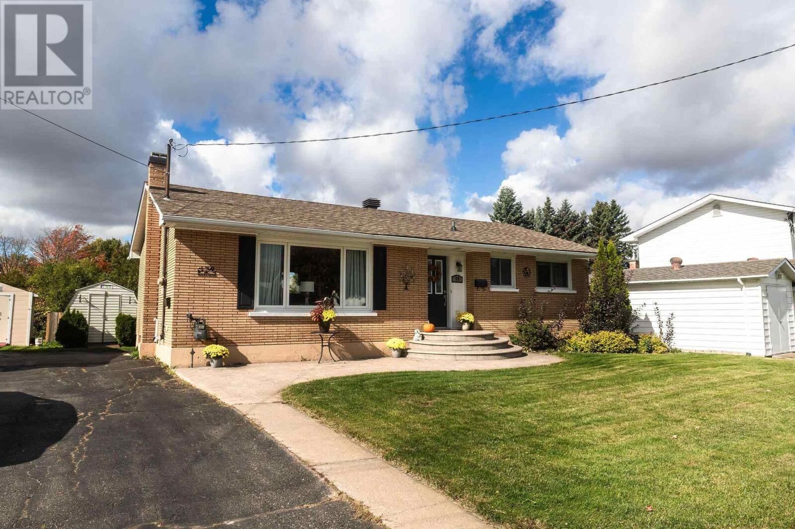 Photo de la propriété:  29 Routledge Ave  ON P6B 2X8 