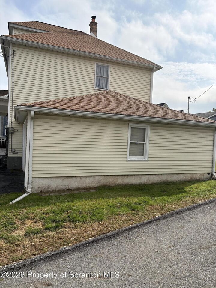 Property Photo:  707 Hickory Street  PA 18452 