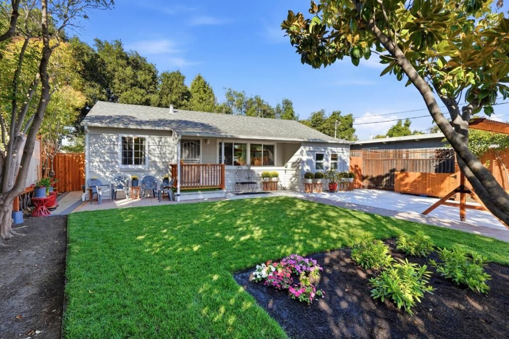 Property Photo:  215 Newbridge Street  CA 94025 