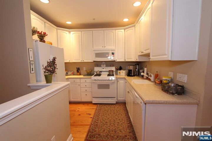 Property Photo:  291 Roslyn Court  NJ 07093 
