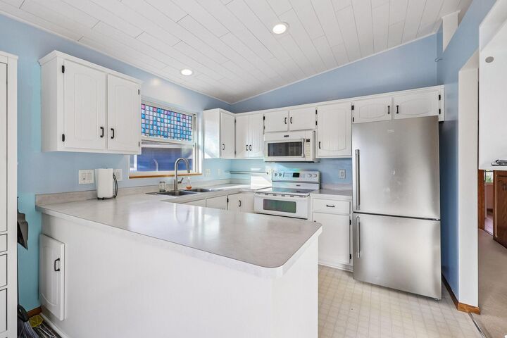 Property Photo:  1217 Clover Court S  MN 55379 