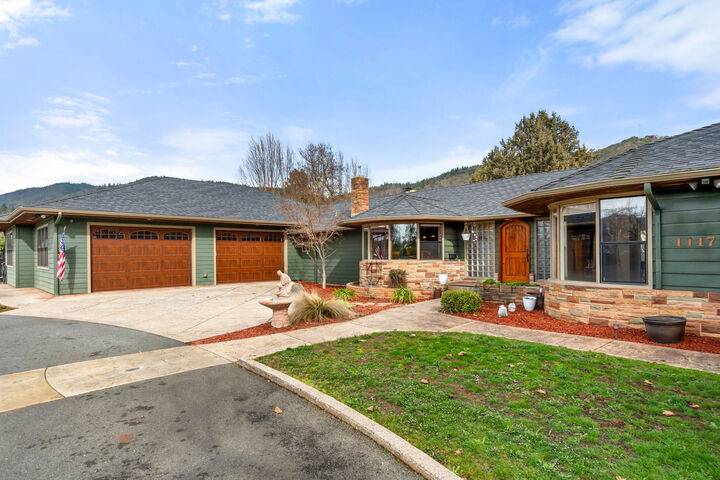 Property Photo: 1117 NE Memorial Drive OR 97526