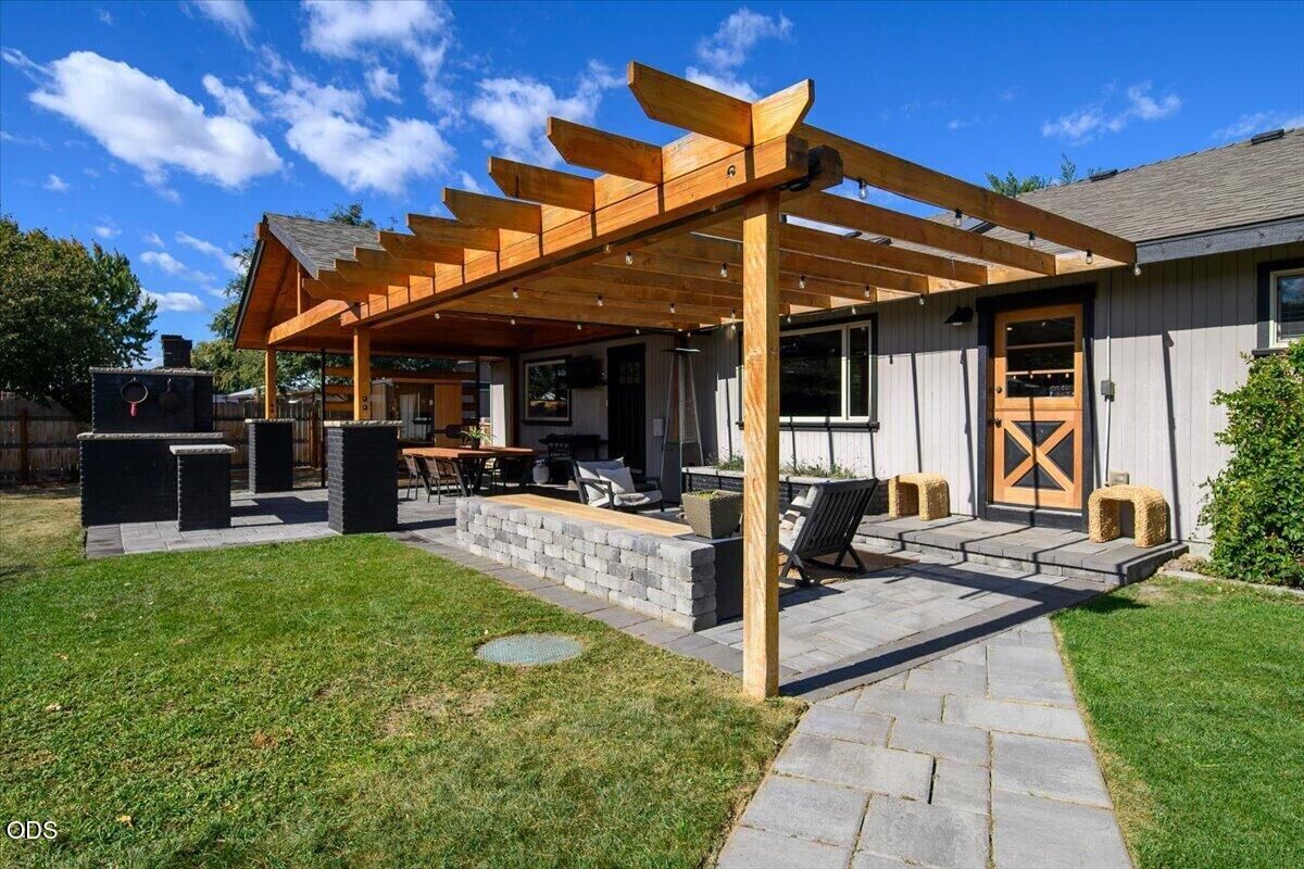 Property Photo: 1750 NW Odem Avenue OR 97760