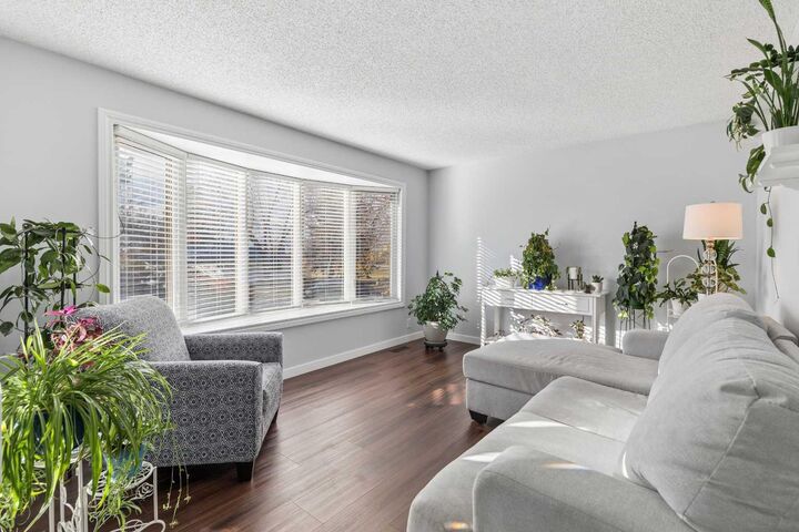 Property Photo:  440 Lynnover Way SE  AB T2C 1L1 