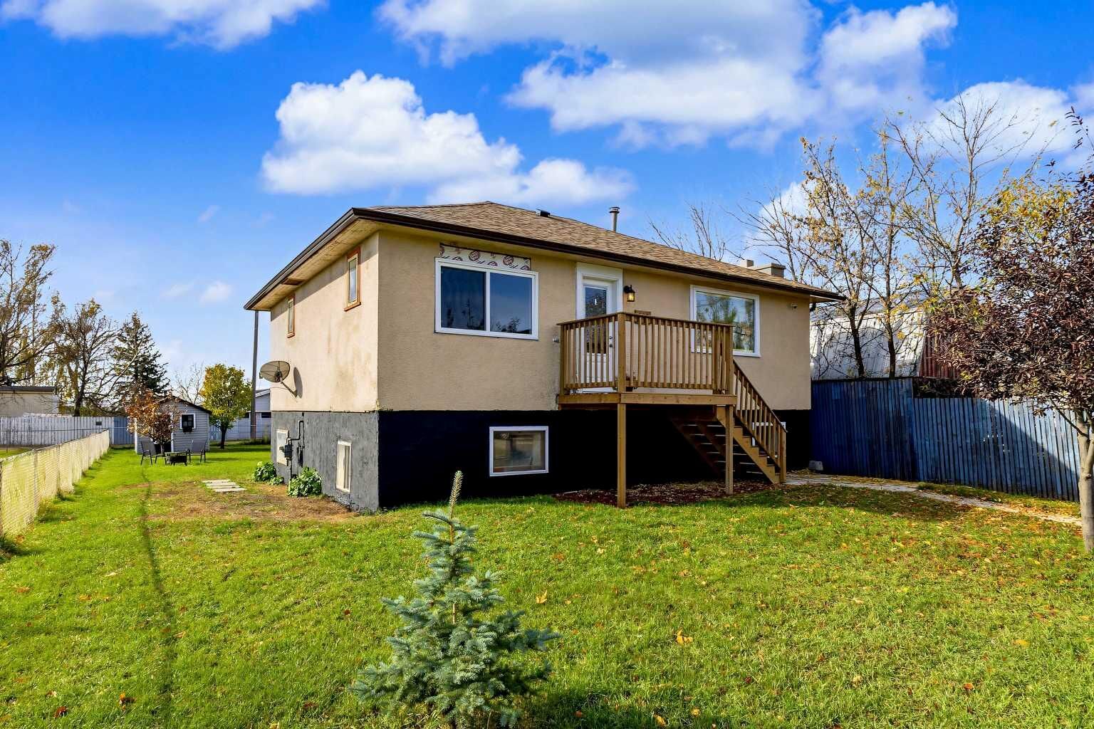 Property Photo:  105 3 Avenue  AB T0J 0S0 