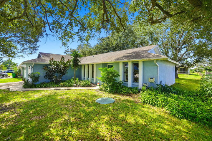 Property Photo: 1632 SW Sylvester Lane FL 34984
