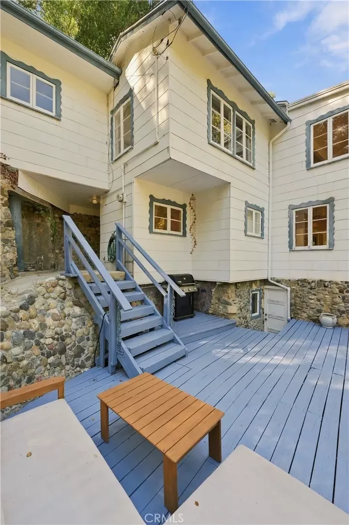 Property Photo:  1323 Oakwood  CA 90290 