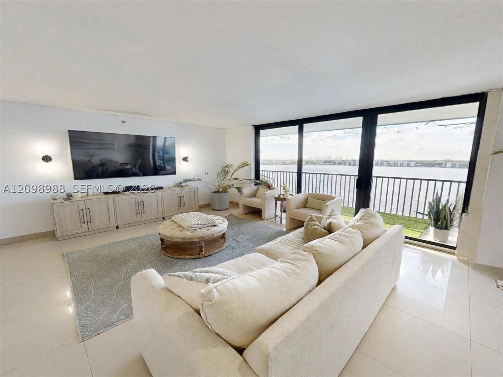 Property Photo:  105 Lake Emerald Dr 816  FL 33309 