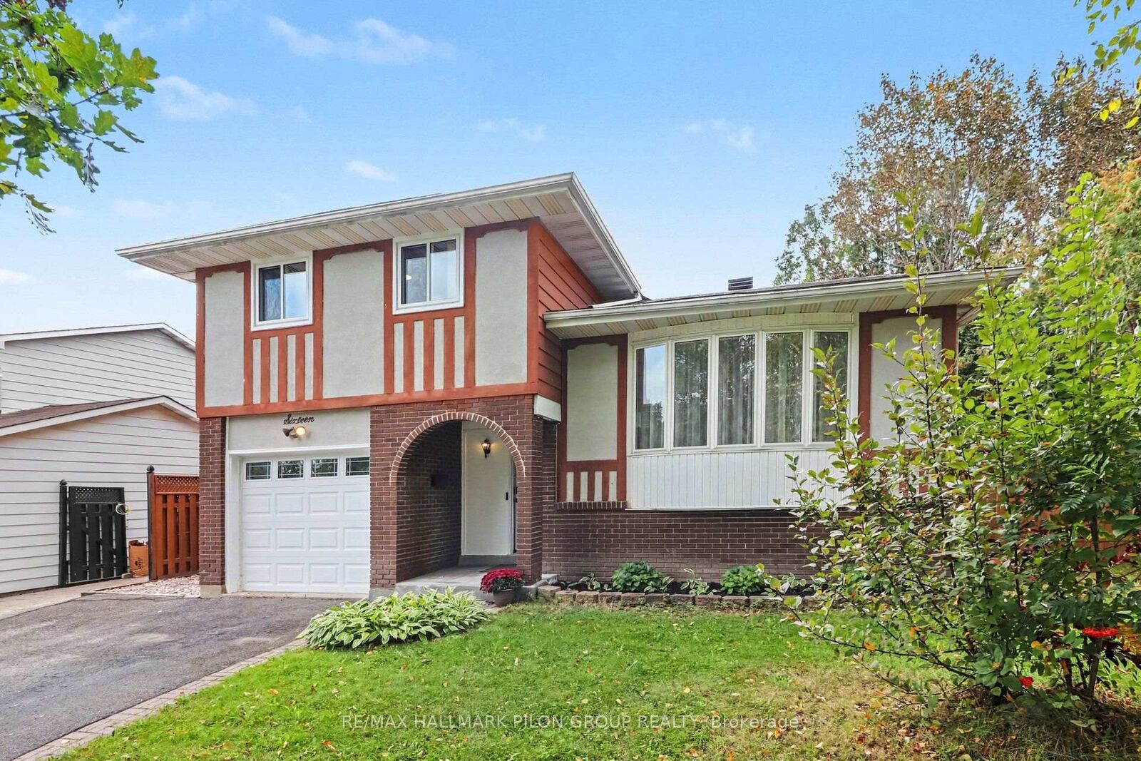 Property Photo:  16 Eastpark Drive  ON K1B 3Z8 