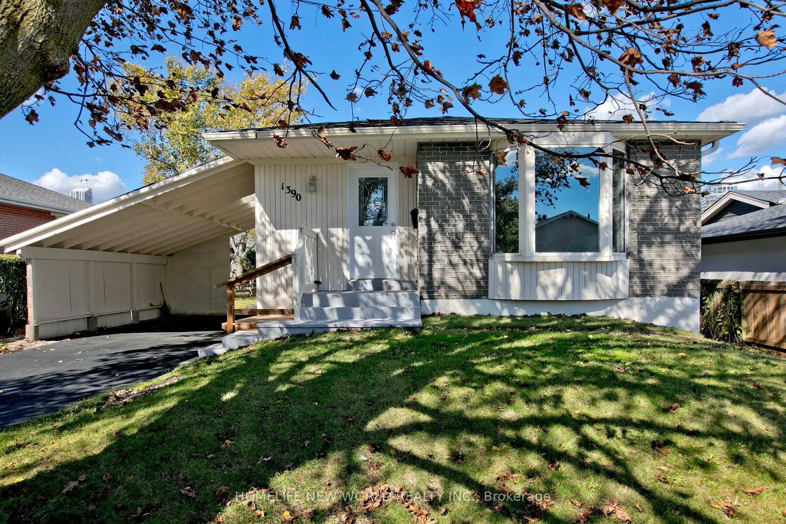 Property Photo:  1390 Garvolin Avenue  ON L1W 1J6 
