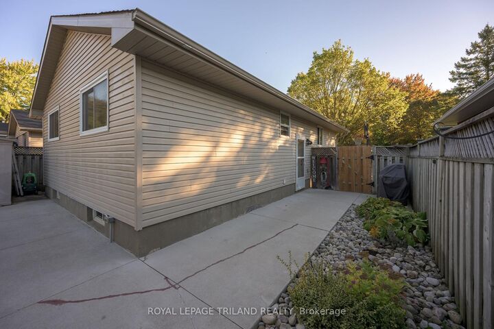 Property Photo:  53 Stroud Crescent  ON N6E 1Z5 