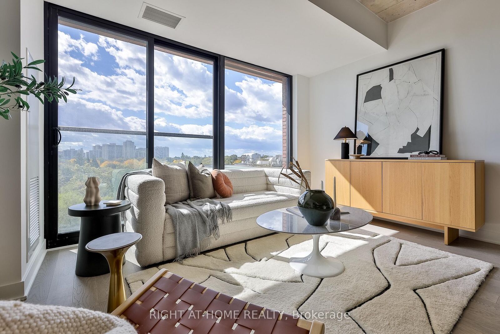 Property Photo:  2720 Dundas Street W 524  ON M6P 1Y2 