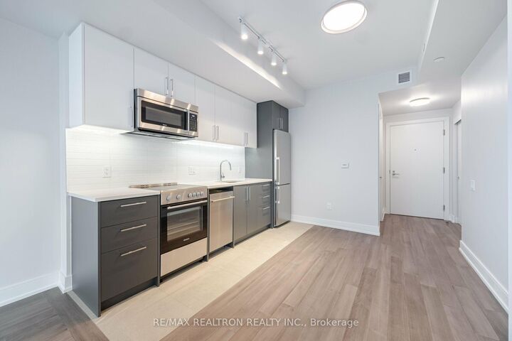 Property Photo: 2525 Bathurst Street 705 ON M6B 2Y9