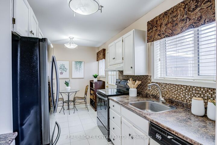 Property Photo:  82 Tecumseth Drive  ON L4G 2X4 
