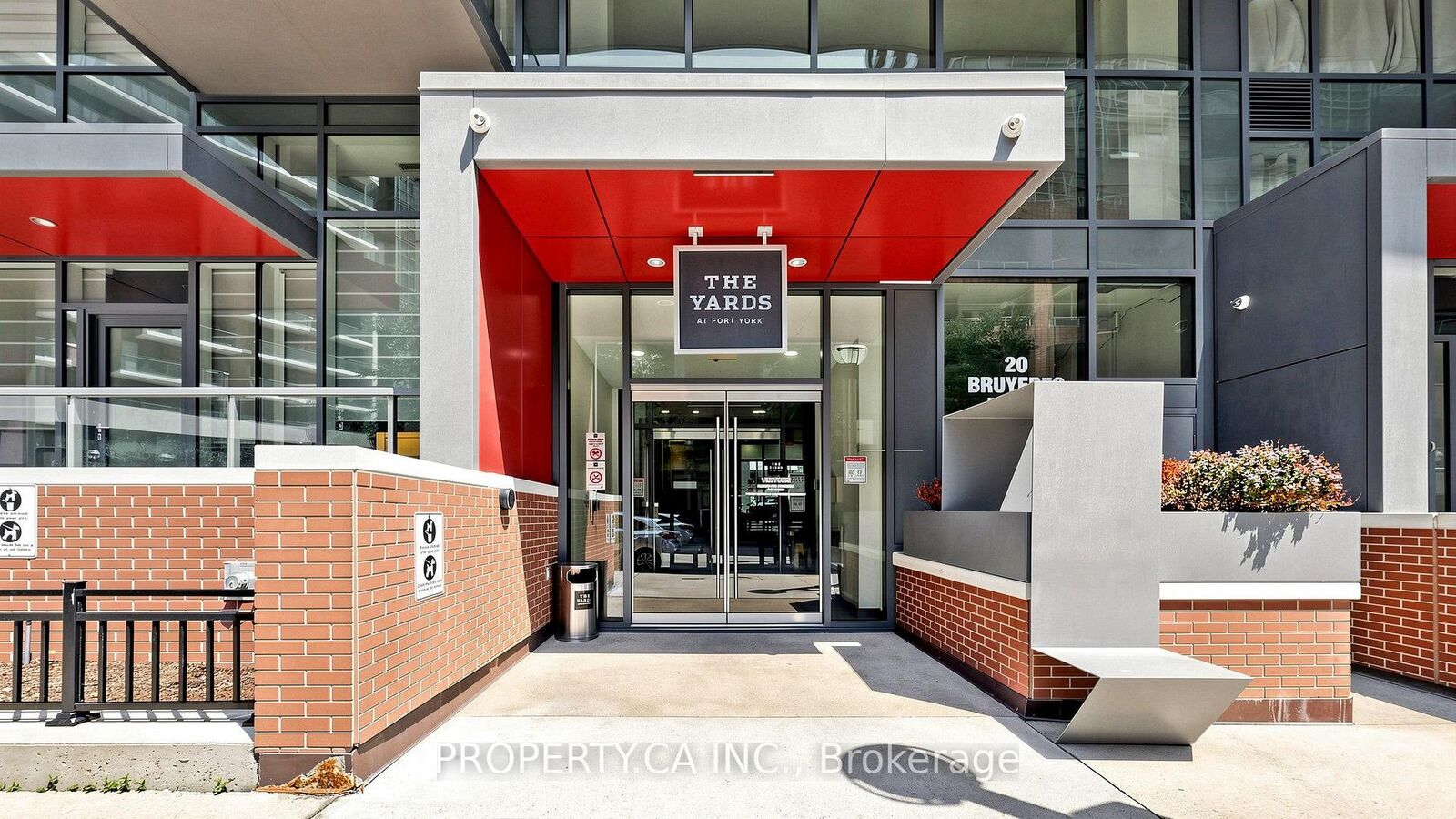 Property Photo:  20 Bruyeres Mews 1202  ON M5V 0G8 
