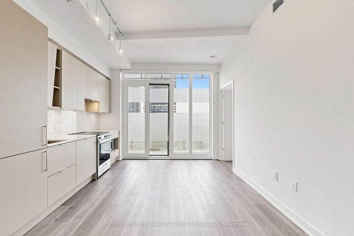 Property Photo: 3900 Confederation Parkway 1809 ON L5B 0M3