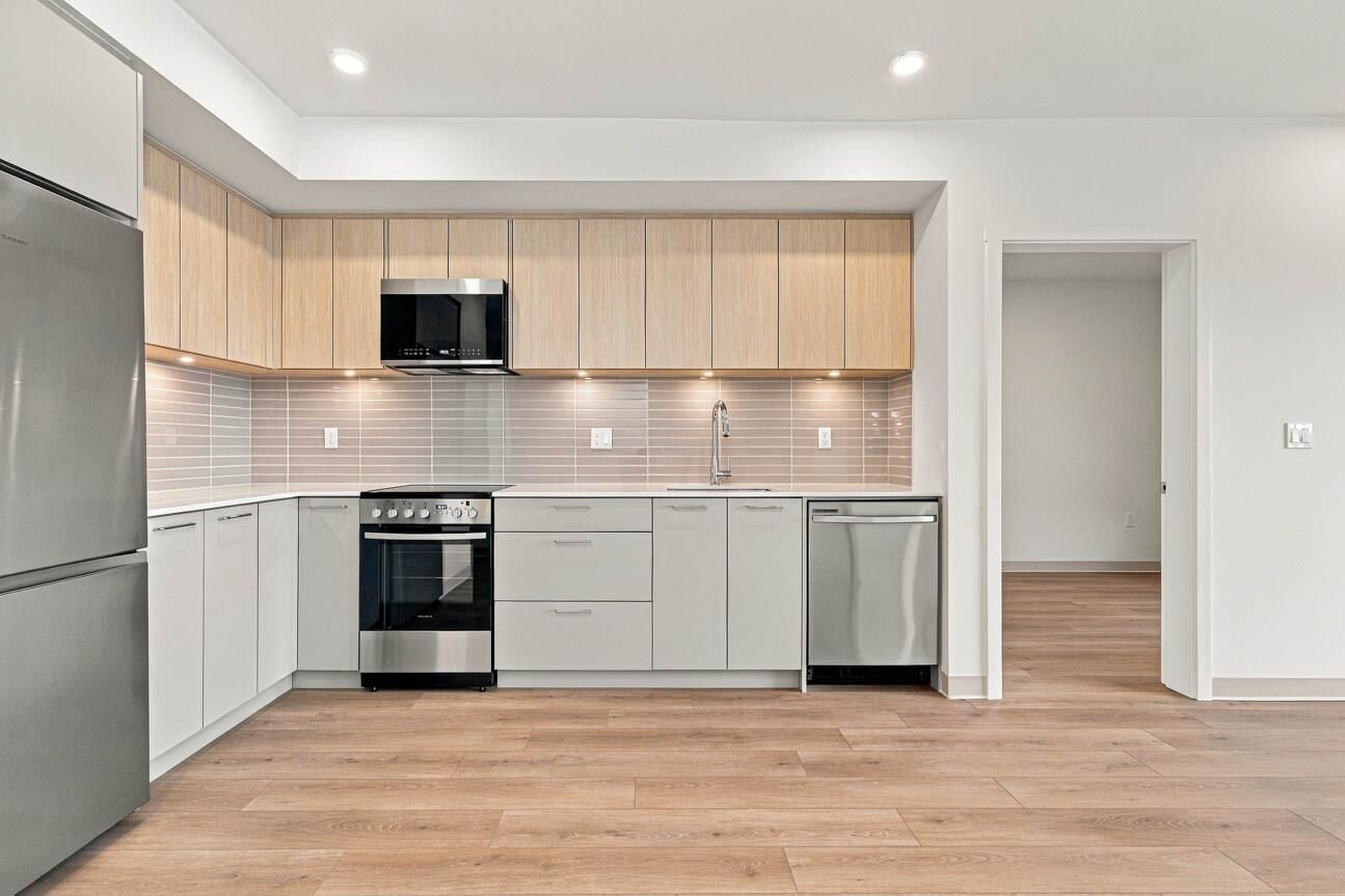 Property Photo:  1529 Oxford 409  BC V7J 0G2 