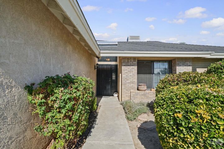 Property Photo:  9400 Bamborough Court  CA 93311 