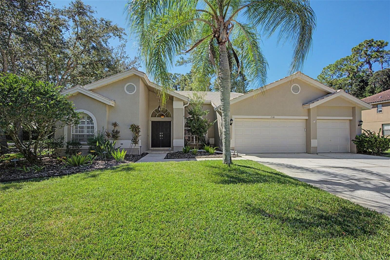 Property Photo: 1558 E Lake Woodlands Parkway FL 34677