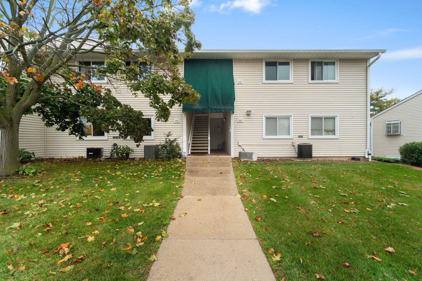 Property Photo: 1849 Parknoll Ln WI 53074