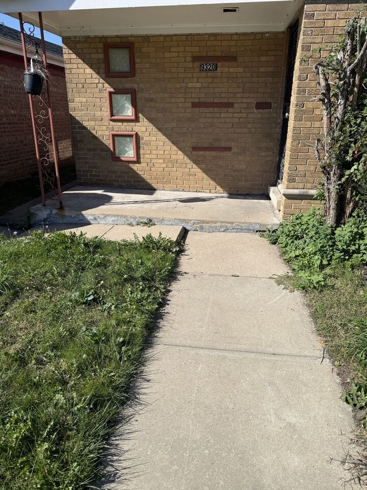 Property Photo:  9320 S Ridgeland Avenue  IL 60617 