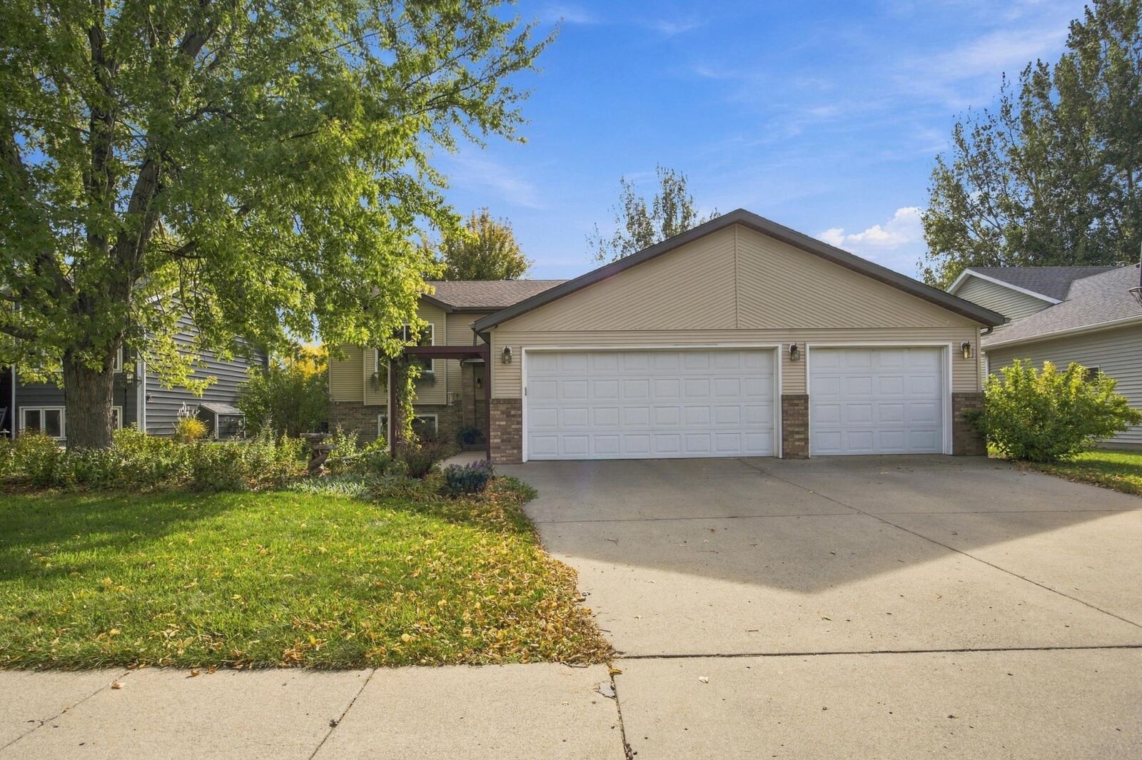 Property Photo:  1115 Sommerset Drive  ND 58078 