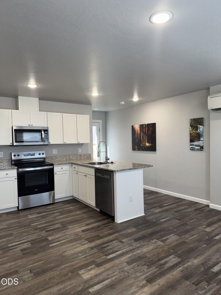 Property Photo: 7887 Houston Loop OR 97503