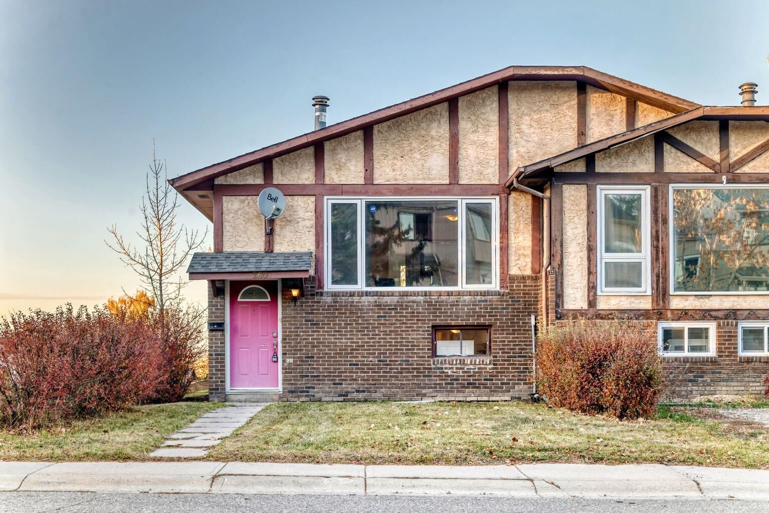 Property Photo:  260 Berwick Drive NW  AB T3K 1P5 