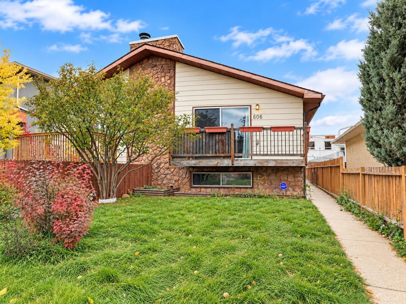 Property Photo:  606 34 Avenue NE  AB T2E 2K2 