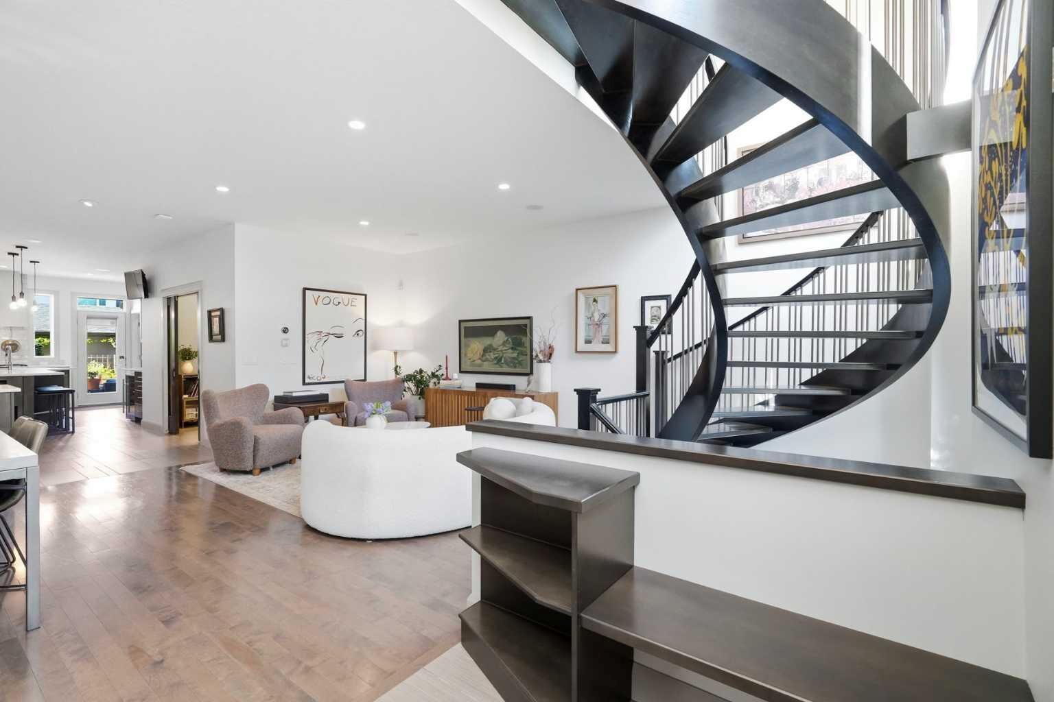 Property Photo:  2042 49 Avenue SW  AB T2T 2V4 
