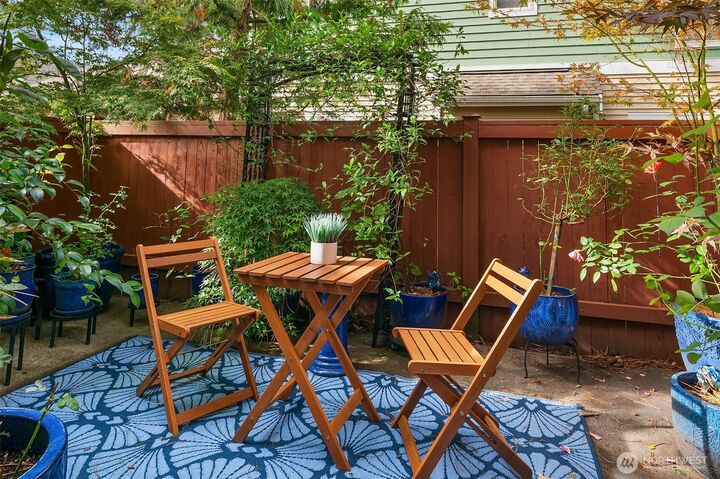 Property Photo: 15839 NE 91st Way 1004 WA 98052