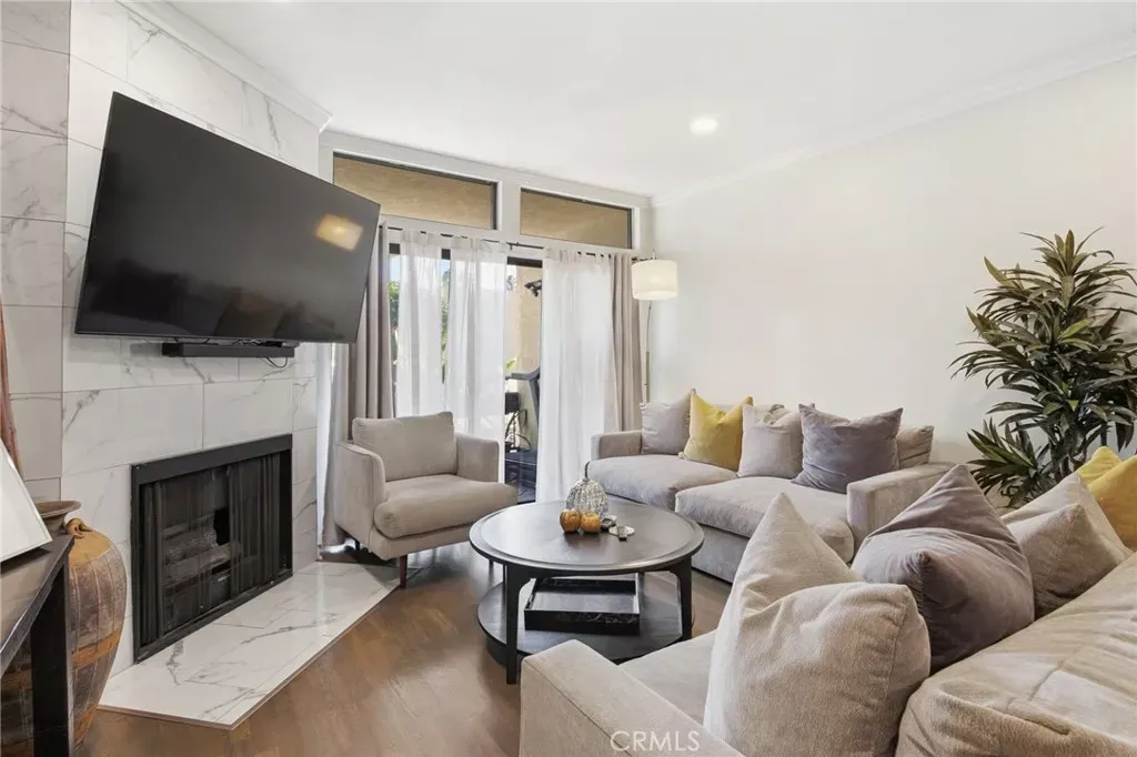 Property Photo: 729 S Hobart Boulevard 11 CA 90005