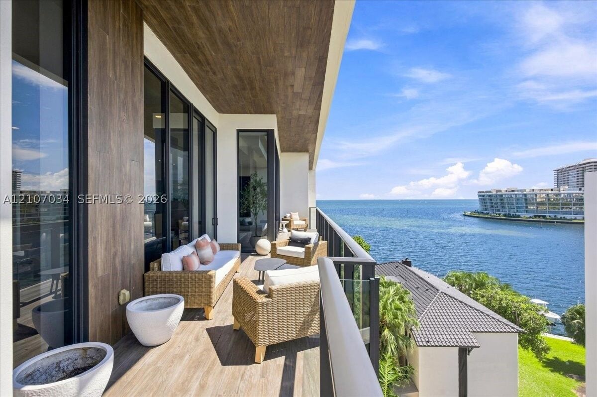 Property Photo: 3581 E Glencoe St 605 FL 33133