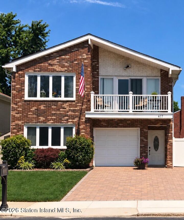 Property Photo:  477 Vineland Avenue  NY 10312 