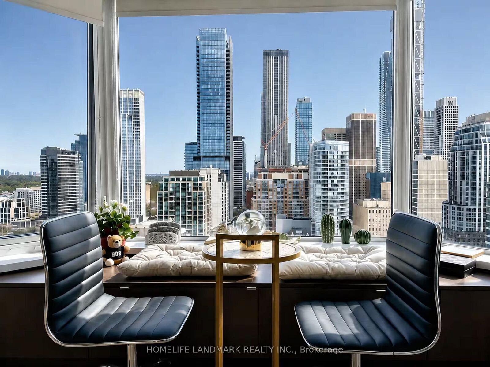 Property Photo:  155 Yorkville Avenue 2206  ON M5R 0B4 