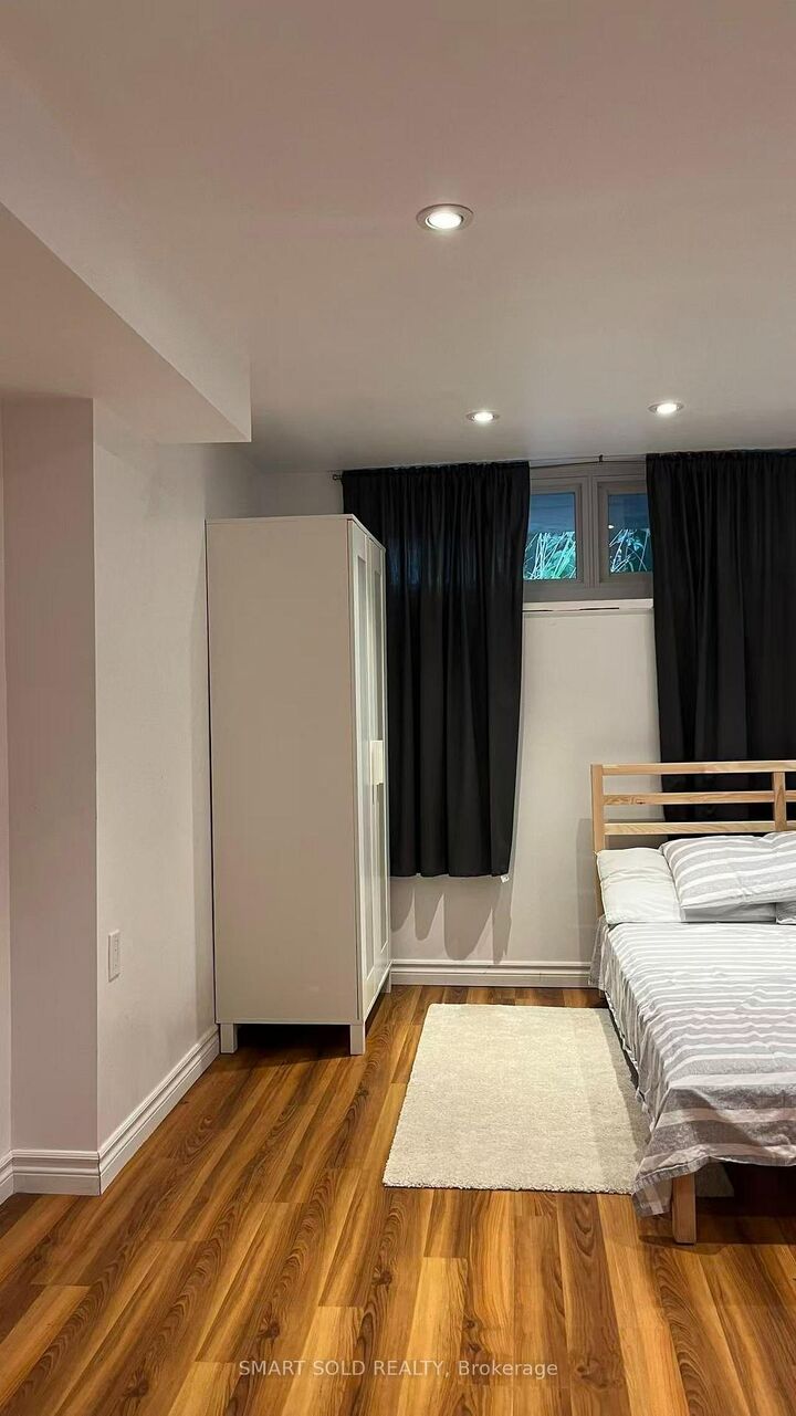 Property Photo:  Lower 232 Crawford Street  ON M6J 2V6 