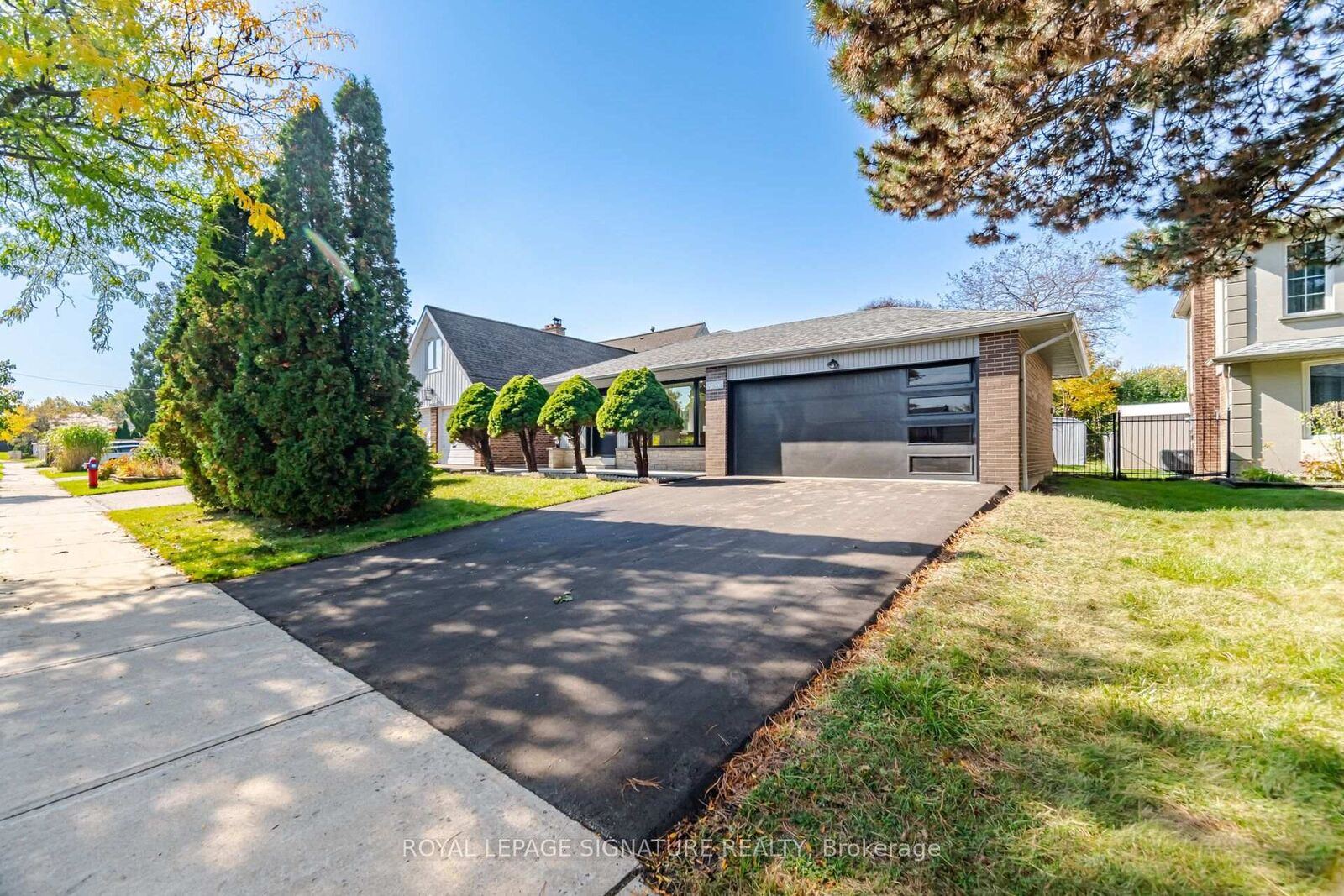 Property Photo:  2651 Thorn Lodge Drive  ON L5K 1L1 
